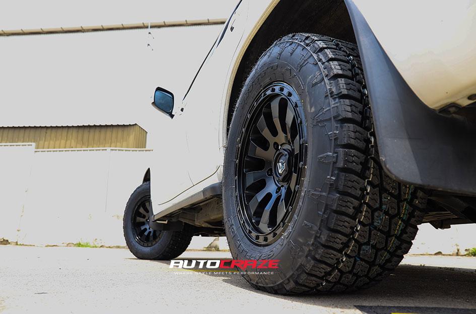 TOYOTA LANDCRUSIER TACTIC MATTE BLACK